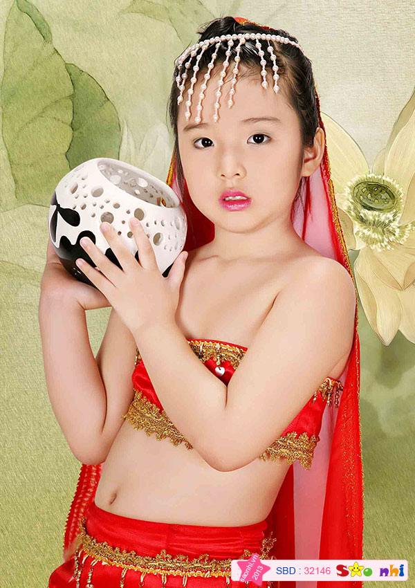 Bé Nguyễn Trần Khánh Linh