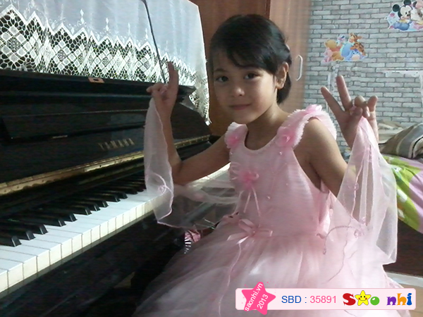 bé là điệu trước đàn piano của chị