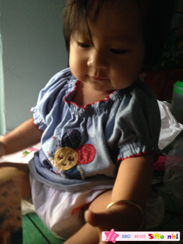 Mới sáng sớm ra bé đã bày đồ chơi ra ngồi chơi trước cửa ^^