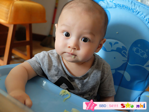 Tất cả các bữa ăn dặm của tớ đều được ngồi ăn cùng bàn với gia đình,mọi người gọi tớ là "thanh niên cứng"