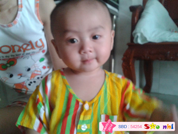 Be Ken tron 7 thang tuoi.Luc nay me da di lam.be o nha voi di nhung rat ngoan.la con trai nhung cu hay cuoi mim.