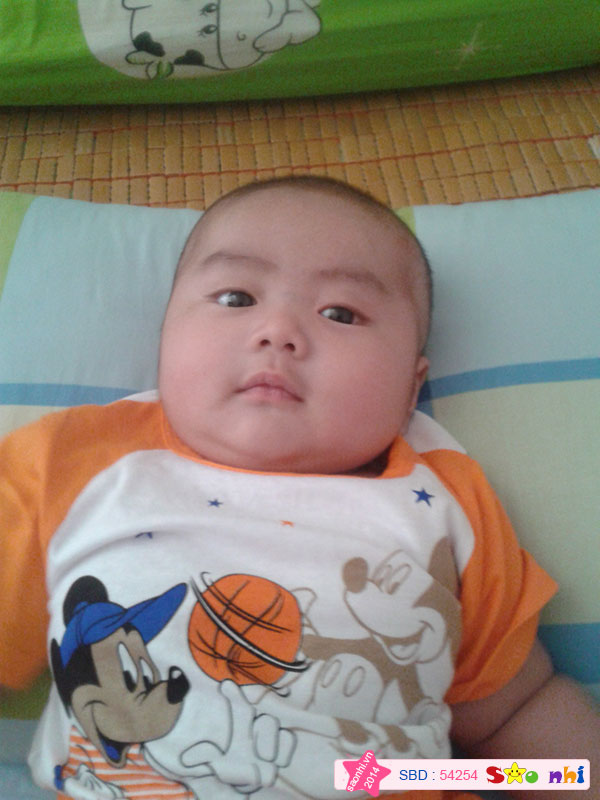 Be Ken luc 3 thang tuoi.be moi vua duoc ba dua di hot toc.ve den nha moi nguoi cu treu besao giong chu tieu den the.