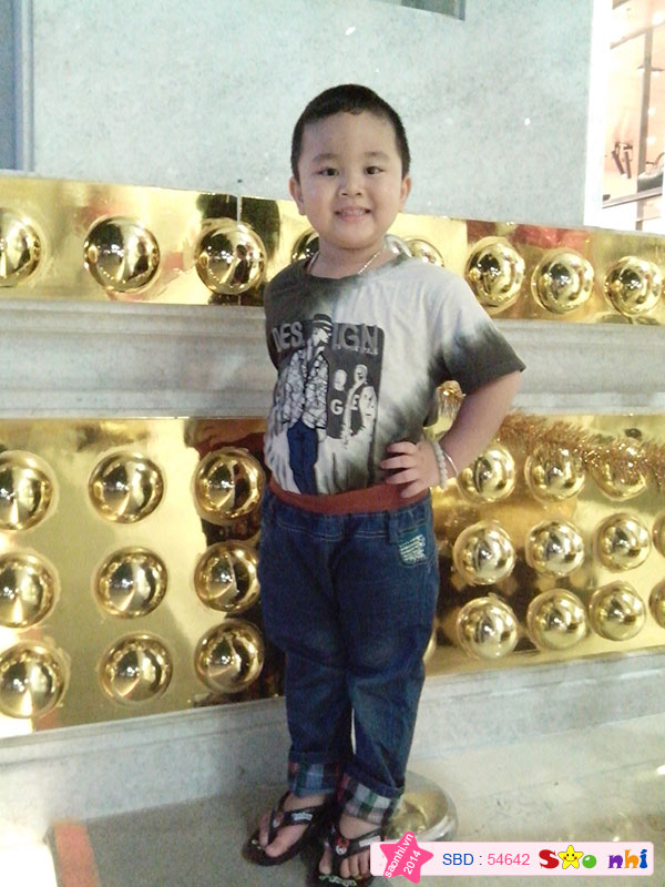 bé rất vui vì được đi Sài Gòn chơi noel