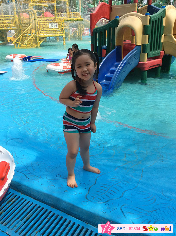 Hình ảnh bé đi hồ bơi :)