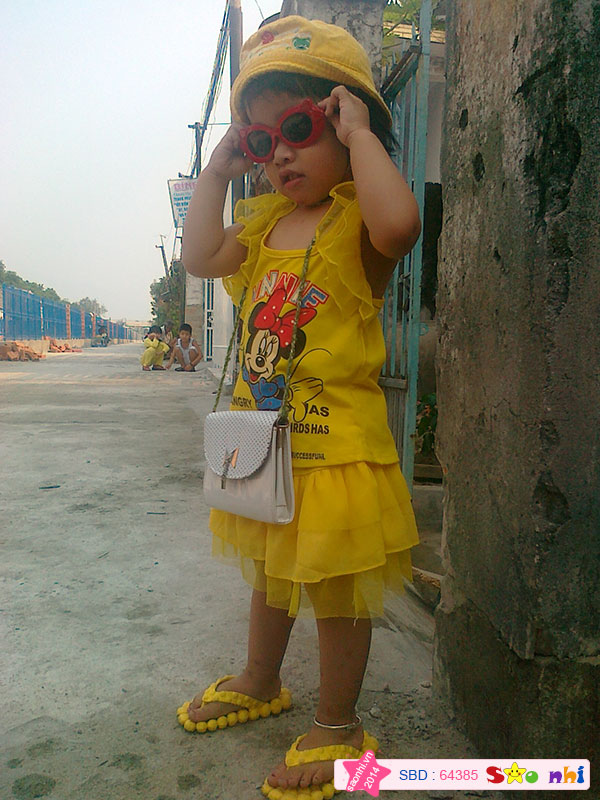Váy vàng, mũ vàng, dép vàng...cô gái vàng của đường làng ;) quê hương Việt Nam