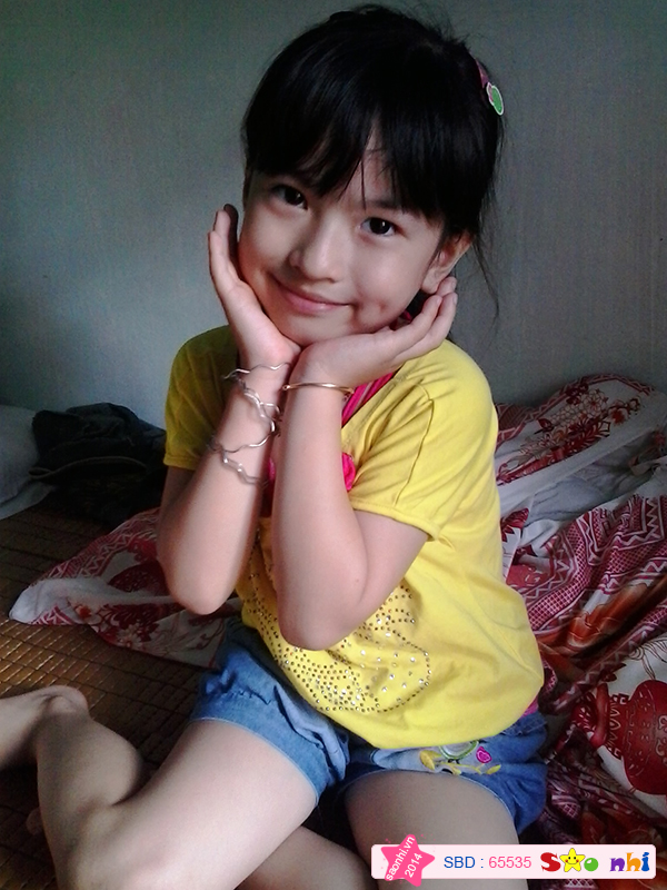 Bé lúc nào cũng luôn tươi cười, làm duyên khi chụp ảnh!