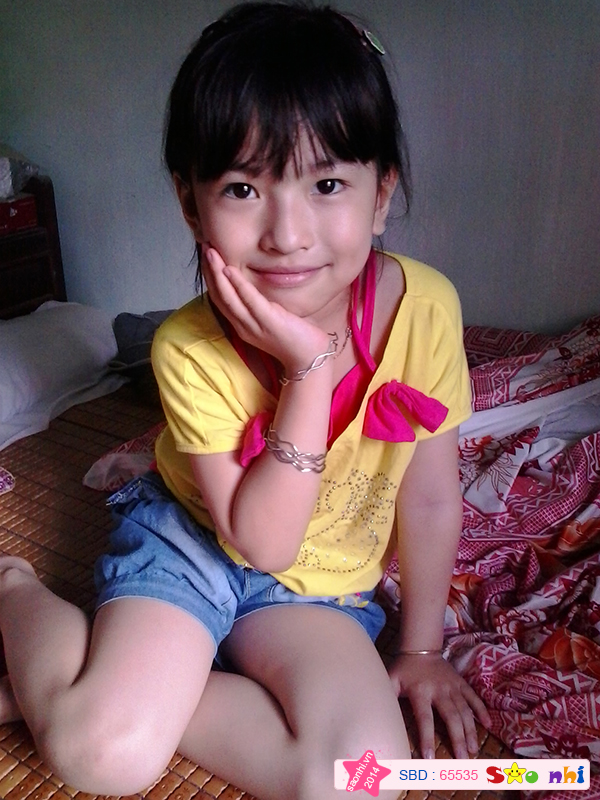 Chị bảo cười lên chụp hình là bé biết làm duyên ngay :))