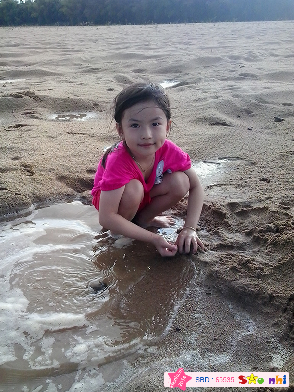 Năm nào mẹ cũng đưa bé về nhà ngoại chơi. Mỗi lần về ngoại là bé cùng mấy chị ra sông xây những lâu đài cát!