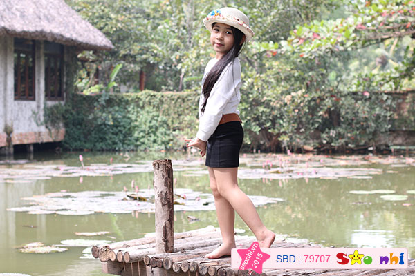 Bé đủng đỉnh bên hổ...