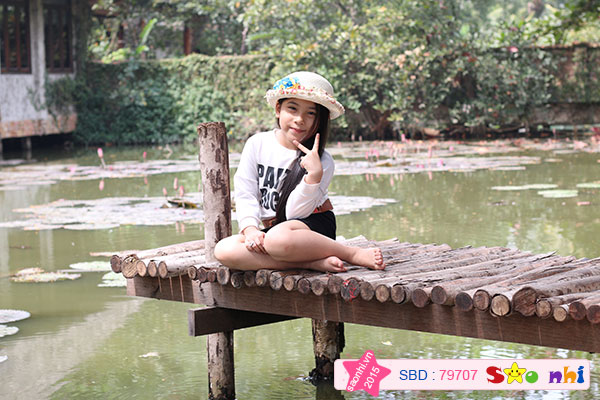 ...rồi bé lại tạo dáng