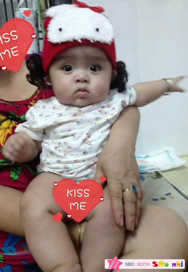 💜❤💜 Bé được bà ngoại ẵm.....cả nhà thì trò chuyện. Bé chăm chú lắng nghe dù chẳng hiểu gì hihi 💜❤💜
