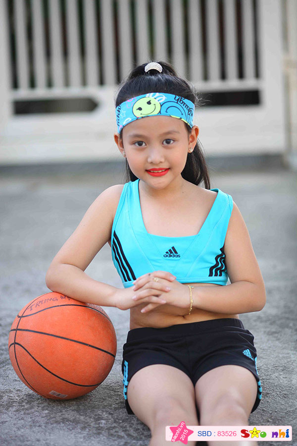 "Muốn khỏe đẹp thì phải tập thể thao" nên bé Thanh Vi rất thích chơi thể thao hằng ngày.