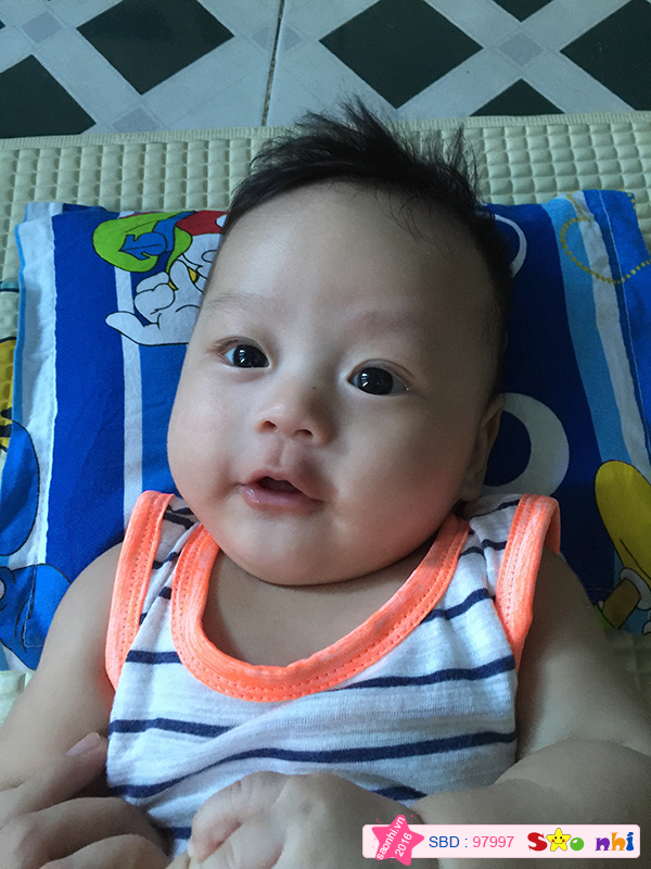 Rồi lại hóng chuyện theo cử chỉ của mami