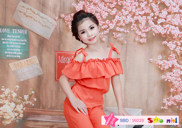 Bộ jumsuit màu cam này con được Bác con may tặng. Với ý tưởng 2 dây kết nơ, xếp ly quanh ngực, sẽ cho con cảm giác thoải mái đi dạo vào những buổi chiều trên phố.