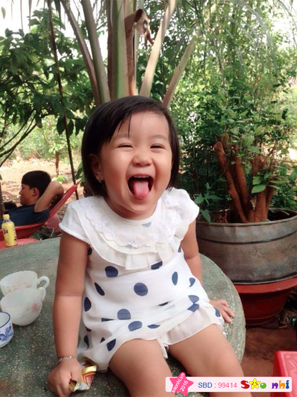 Be vừa tròn 2 tuổi và được bố mẹ cho về quê ngoại ở Bình Phước, ở đây bé rất thích vi có được không khí trong lành, mát mẻ và đặt biệt là có nhiều người thân nữa.