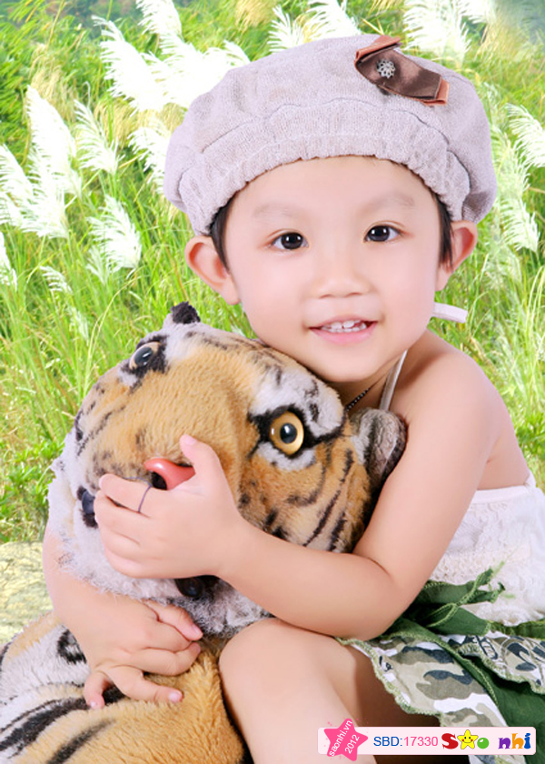 Cháu rất thích thú nhồi bông