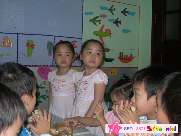Cac ban vo tay mung sinh nhat lam chung to ngai qua