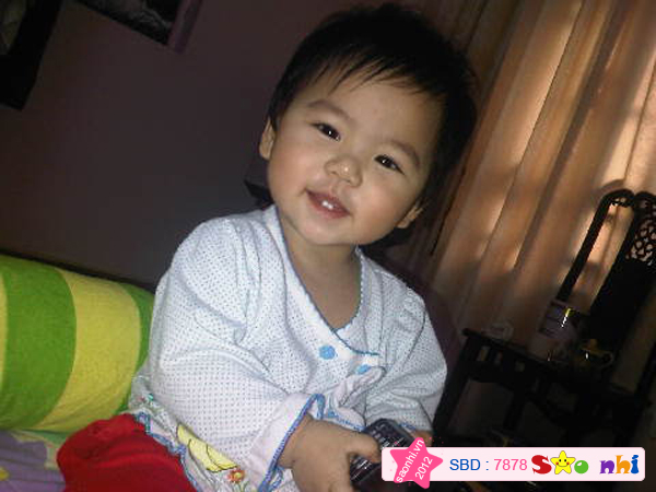 Bé dang hoc cach su dung điẹn thoai