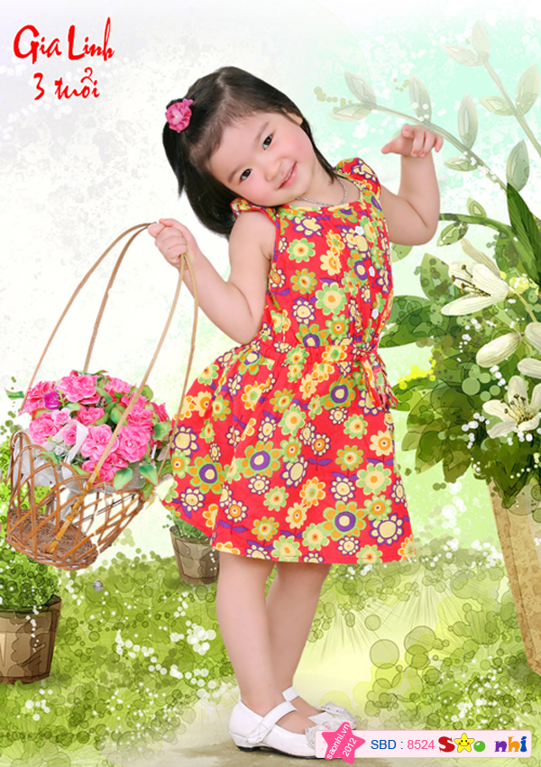 Bé tạo dáng như người mẫu ý